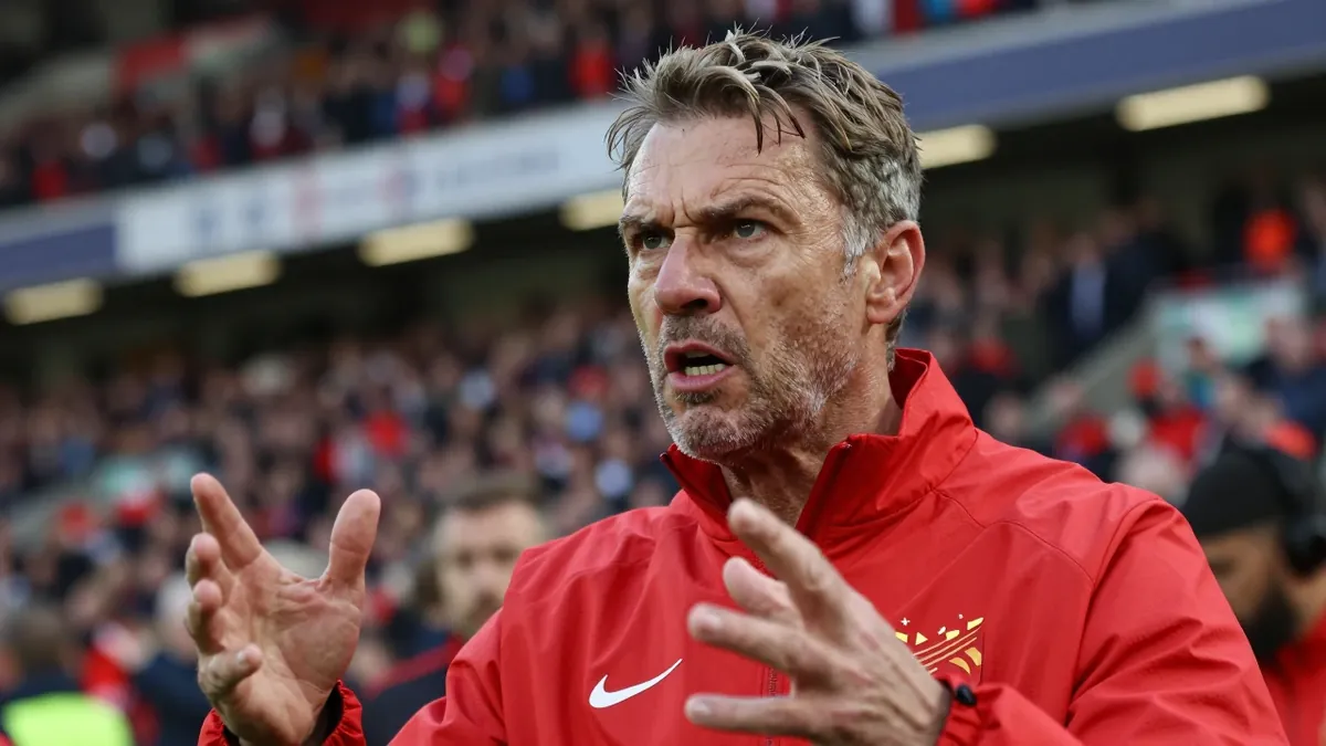 Wrexham A.F.C. Manager Phil Parkinson criticised referee Ben Toner for not sending off Swansea's Ben Cabango for a foul...