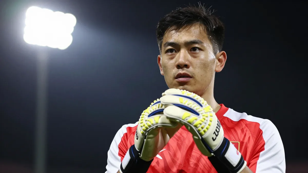 Wrexham A.F.C. Sign Premier League Keeper in Club-Record Deal